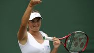 Kanaďanka Alexandra Wozniaková se snaží umlčet diváky ve svém zápase prvního kola Wimbledonu proti Marii Koryttsevovové z Ukrajiny.