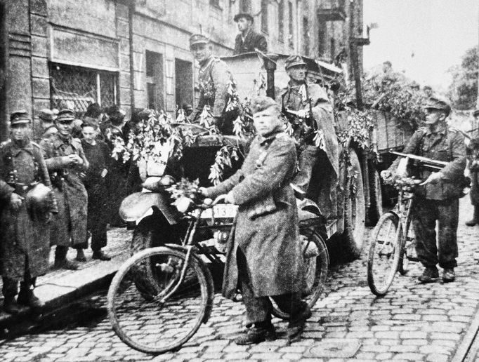 Řevnice, 6. května 1945. Příjezd kolony nákladních automobilů s příslušníky 1. pěšího pluku ROA na náměstí Victoria (dnes Krále Jiřího z Poděbrad).