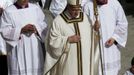 Pope Francis arrives from Saint Peter's Basilica for his inaugural mass at the Vatican, March 19, 2013. Pope Francis celebrates his inaugural mass on Tuesday among political and religious leaders from around the world and amid a wave of hope for a renewal of the scandal-plagued Roman Catholic Church. REUTERS/Stefano Rellandini (VATICAN - Tags: RELIGION POLITICS) Published: Bře. 19, 2013, 9:09 dop.