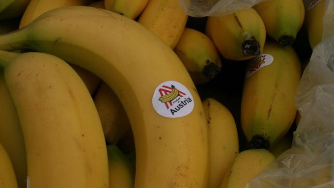 Na silnici se vysypalo dvacet tun banánů, škoda na kamionu a nákladu se odhaduje na několik milionů korun.