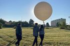 Balóny se vypouští z Prahy a jejich dolet se sleduje pomocí aplikace na notebooku.