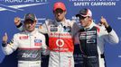 Jezdec F1 Jeson Button z McLarenu (uprostřed), Kamui Kobajaši ze Sauberu a Pastor Maldonado z Williamsu slaví první tři místa v kvalifikaci Velké ceny Belgie 2012.