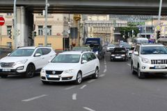 V Praze začaly pravidelné prázdninové opravy, městská doprava kolabuje, auta stojí v kolonách