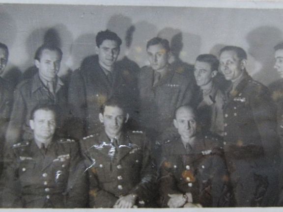 Tato odbojová skupina měla při protikomunistickém puči obsadit rozhlas. Lubor Šušlík je v druhé řadě třetí zleva.