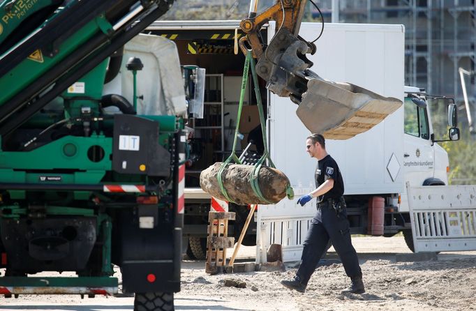 Berlín - evakuace a likvidace letecké bomby z druhé světové války.