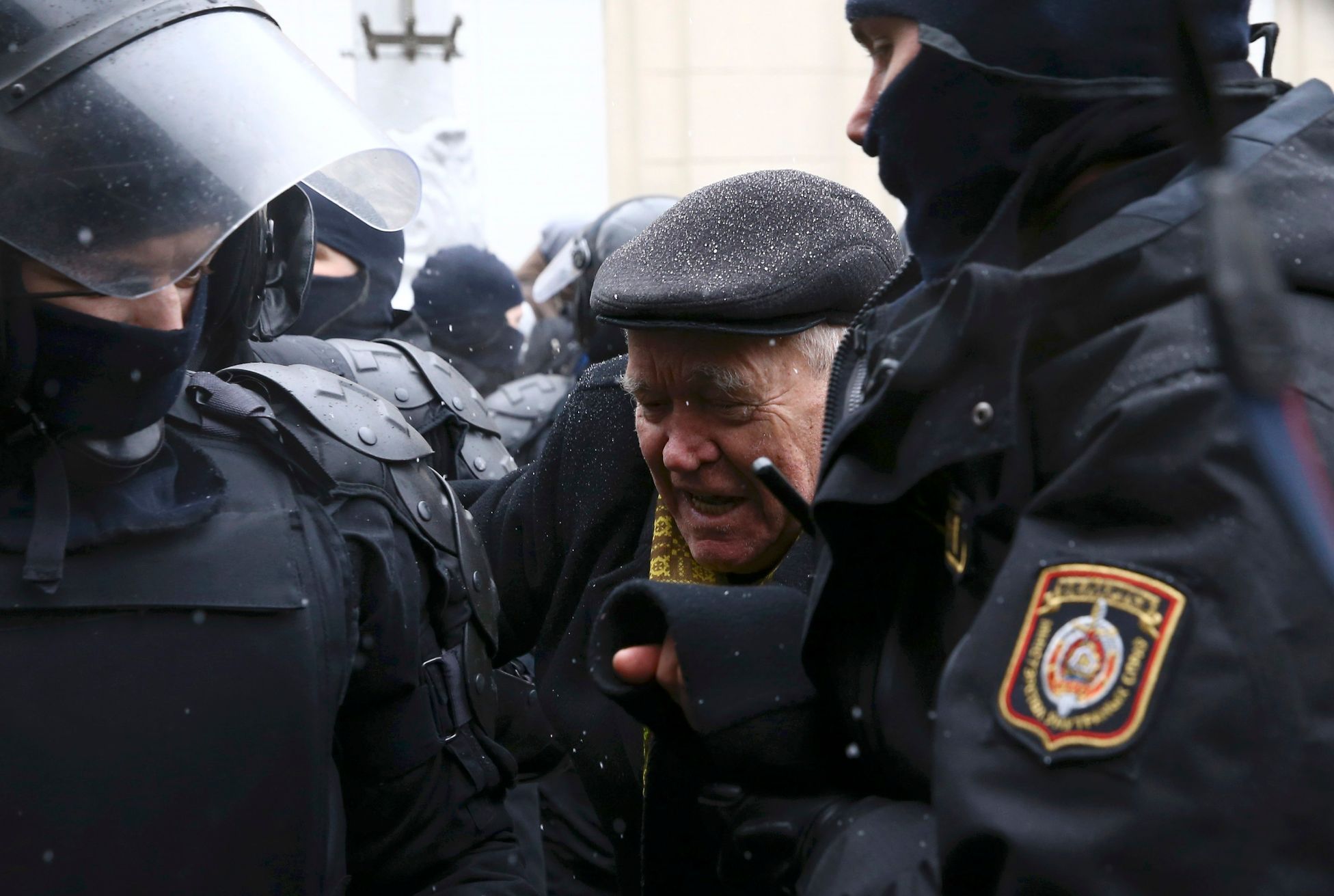Zatýkání na demonstraci v Bělorusku.