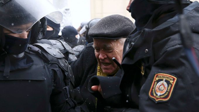 Zatýkání na demonstraci v Bělorusku.