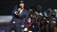 MTV Video Music Awards již podruhé v řadě moderoval britský komik Russel Brand, který se vyžívá v ostřejším humoru, než je mnohdy americké publikum schopné snést. ,,Jasně, že není pěknej pohled na naštvané lidi, ale podle mě to tomu dodá trochu rajcu. Kouzlo přímého přenosu."