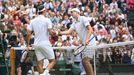 Hubert Hurkacz a Roger Federer ve čtvrtfinále Wimbledonu 2021.