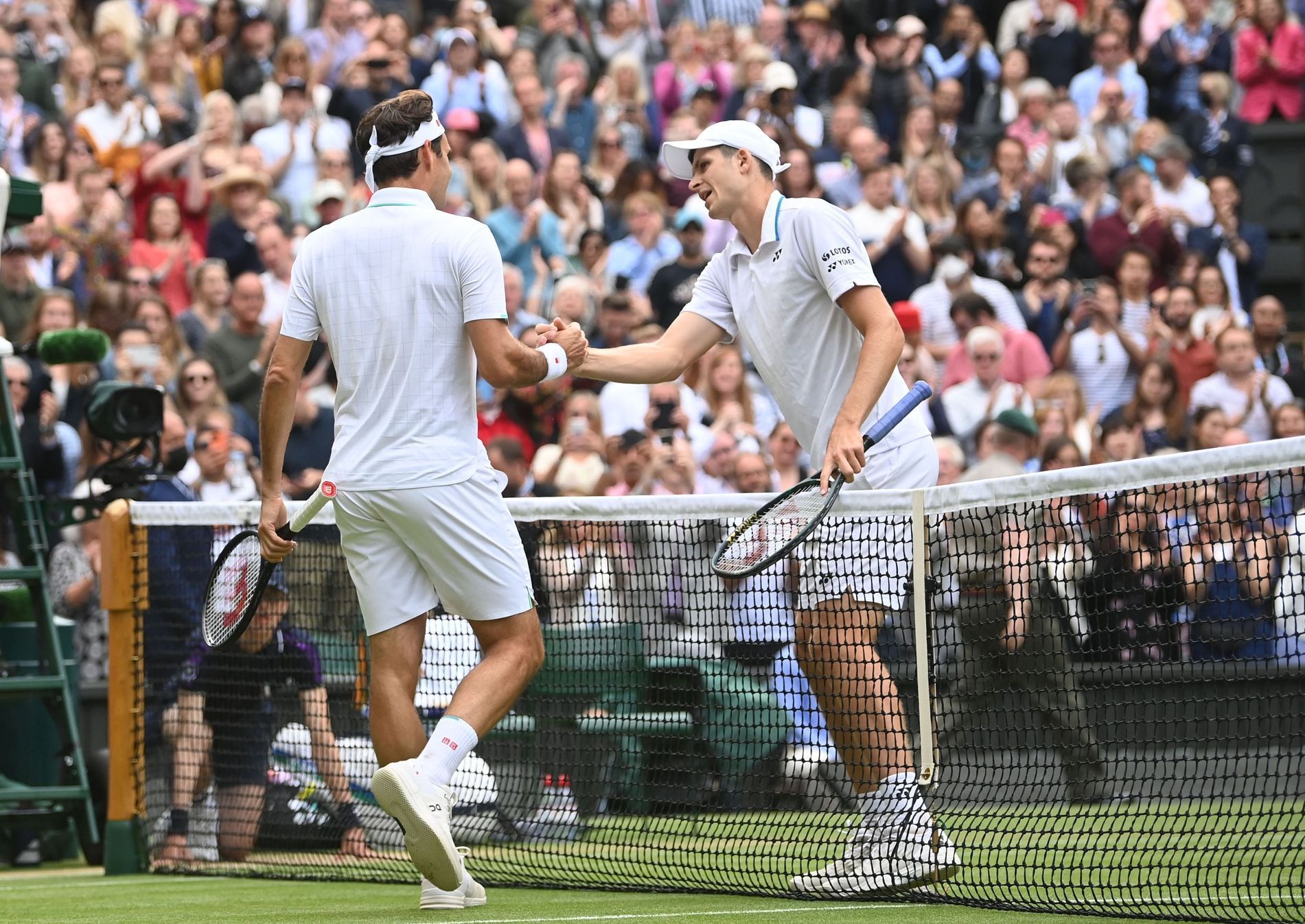 Hubert Hurkacz a Roger Federer ve čtvrtfinále Wimbledonu 2021