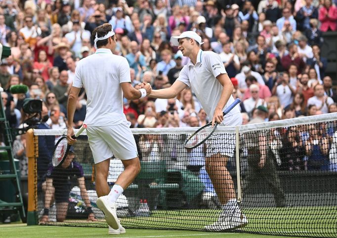 Hubert Hurkacz a Roger Federer ve čtvrtfinále Wimbledonu 2021.