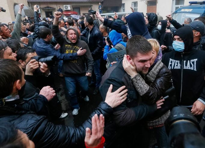 Jako hrdinové. Dav vítá propuštěné muže, kteří skončili v policejní cele kvůli pátečním výtržnostem v ulicích Oděsy.