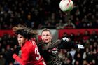 Dánové dělají skandál: Rooney skákal po protihráči