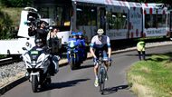 Stoupalo se na vyhaslou sopku Puy de Dome, kdysi vyhlášený kopec z itineráře Tour, na který ovšem slavný závod zavítal naposled v roce 1988. Od roku 2018 se nahoru na kole ani nedostanete, byla zde vybudovaná speciální železnice. Také fanoušci u trati museli v neděli samotný závěr oželet.