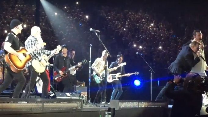 U2 - Eagles of Death Metal - People Have The Power v pařížské Bercy Areně