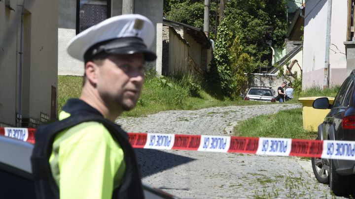 Žena, kterou v baru v Rychnově nad Kněžnou postřelil její manžel, v nemocnici zemřela