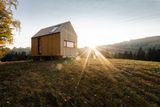 Malá chata na samotě je nezávislá na inženýrských sítích, produkuje vlastní elektřinu, má kompostovací záchod a nádržku na vodu ze studny.