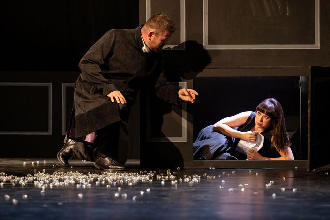 Jan Vápeník jako Polonius a Martina Czyžová v roli Ofelie.