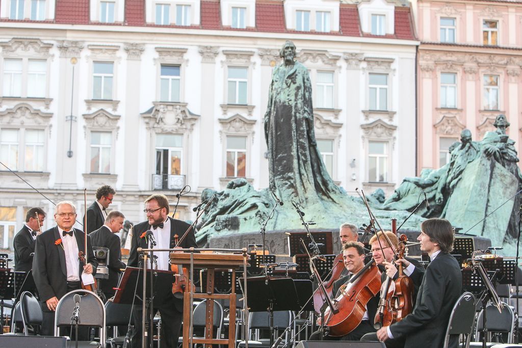 Česká fiharmonie a Bobby McFerrin na Staroměstském náměstí