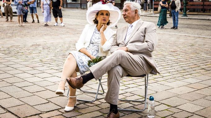 Veronika Freimanová a Miroslav Donutil během natáčení filmu Někdo to rád v Plzni.