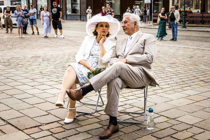 Veronika Freimanová a Miroslav Donutil během natáčení filmu Někdo to rád v Plzni.