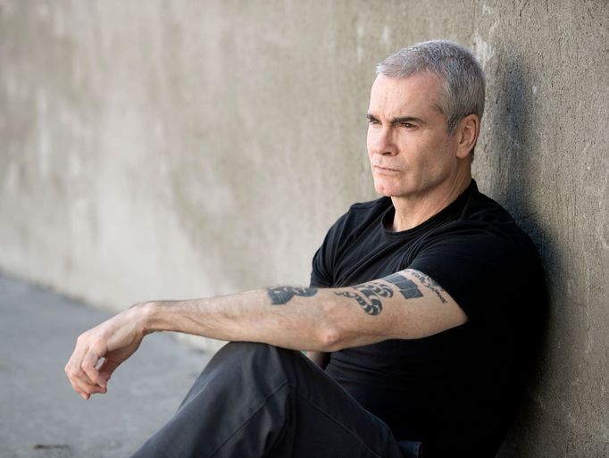 Zpěvák a vypravěč Henry Rollins.