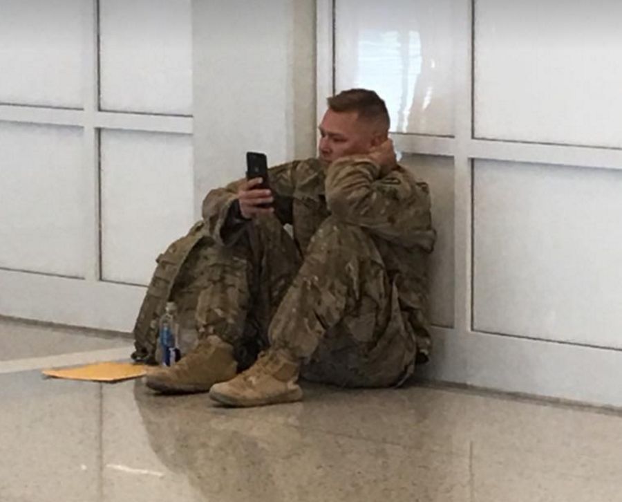 Voják sleduje porod