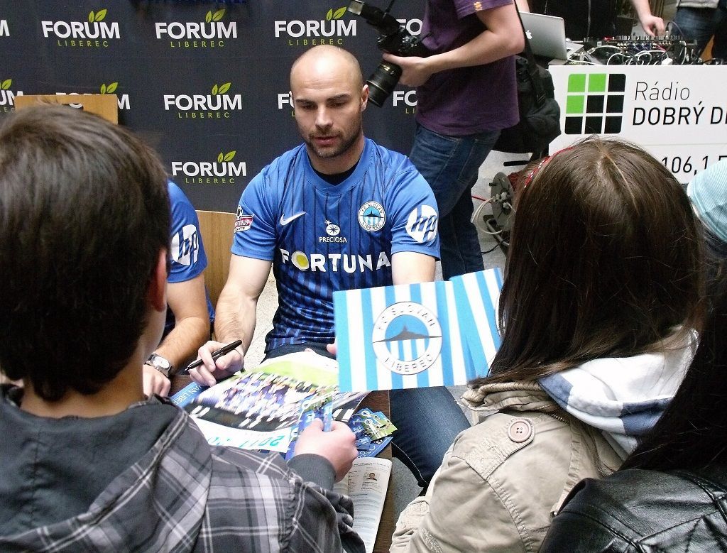 Slovan Liberec - autogramiáda (Nezmar, fanoušci)