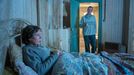 Olivia Colmanová jako Susan a David Thewlis v roli Christophera.
