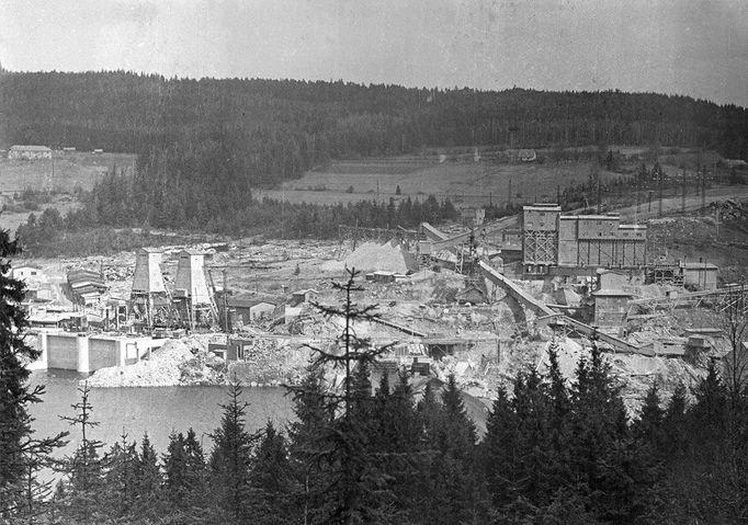 Fotografie ukazuje výstavbu vodní nádrže a elektrárny Lipno, významného díla z roku 1959, které dodává energii a poskytuje rekreační možnosti.