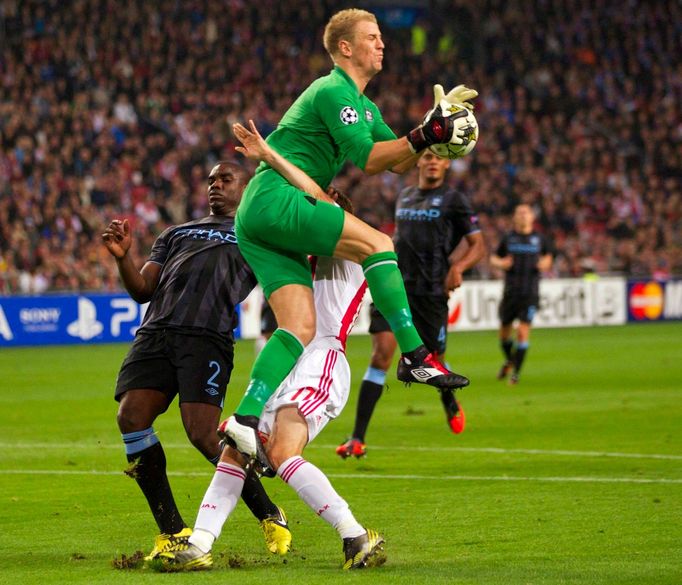 Fotbalista Ajaxu Amsterdam Daley Blind (vpravo) se srazil s brankářem Joe Hartem v utkání proti Manchesteru City během základních skupin Ligy mistrů 2012/13.