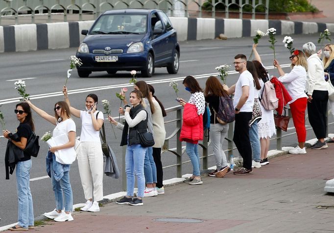 Protesty běloruských žen v bílé proti policejnímu násilí proti demonstrantům.