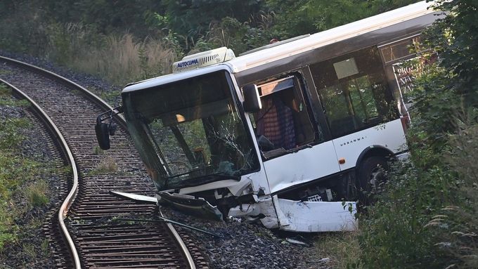 Havarovaný autobus městské hromadné dopravy v Karlových Varech