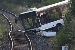 V Karlových Varech skončil autobus MHD po nehodě v kolejišti, 17 lidí bylo zraněno