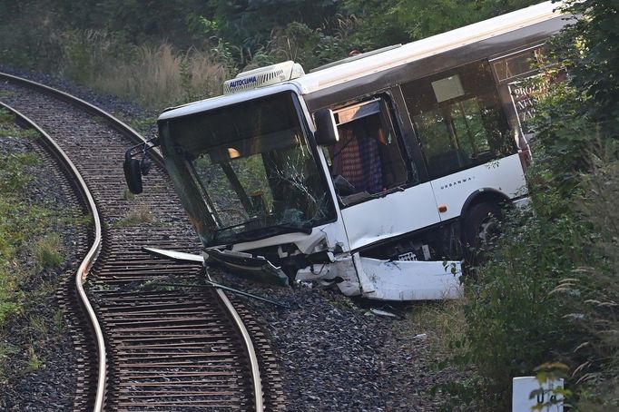 Havarovaný autobus městské hromadné dopravy v Karlových Varech