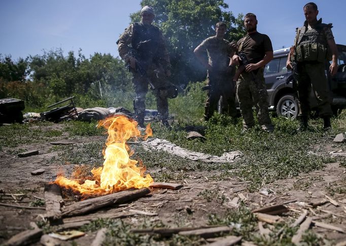 Ukrajinští vojáci v Marjince, kde se začátkem června odehrála největší bitva se separatisty za několik posledních měsíců.