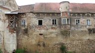 Nejdříve sloužil jako palácová tvrz, poté byl přestavěn na gotický hrad a v 16. století na opevněný renesanční zámek s pozdější barokní dostavbou. A právě ono dosud prakticky kompletně dochované opevnění z něho činí unikátní stavbu nejen v rámci kraje, ale i republiky.