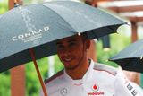 Vítěz závodu v Monze Lewis Hamilton ještě před tréninkem raději skrýval hlavu pod deštníkem. Předpovědi meteorologů tvrdily, že déšť se přižene i během tréninku.