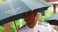 Vítěz závodu v Monze Lewis Hamilton ještě před tréninkem raději skrýval hlavu pod deštníkem. Předpovědi meteorologů tvrdily, že déšť se přižene i během tréninku.