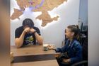 Dojetím se rozplakal. Ukrajinská dívka dala všechny vydělané peníze armádě