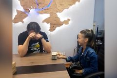 Dojetím se rozplakal. Ukrajinská dívka dala všechny vydělané peníze armádě