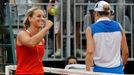 Slovenská tenistka Dominika Cibulková se raduje z vítězství nad Španělkou Marií-Jose Martinez-Sanchezovou ve 3. kole French Open 2012.