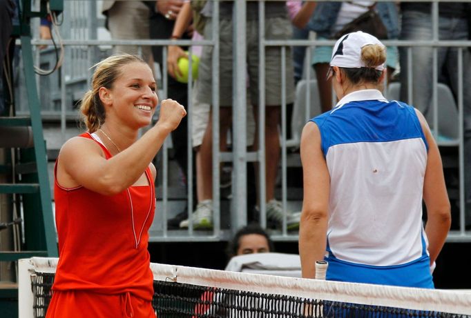 Slovenská tenistka Dominika Cibulková se raduje z vítězství nad Španělkou Marií-Jose Martinez-Sanchezovou ve 3. kole French Open 2012.