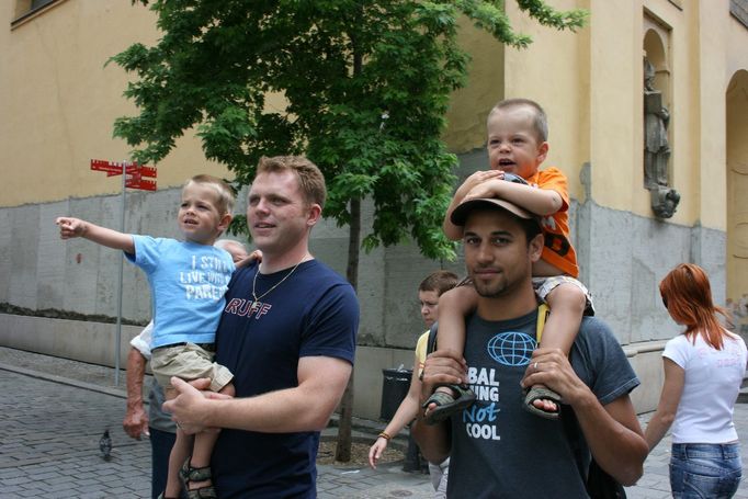 Jndřich Vačkář, Franck Marchis a jejich synové Etian a Viktor, které před rokem adpotovali v souladu s platnými kalifornskými zákony. V ČR by takto rodinu založit nemohli.