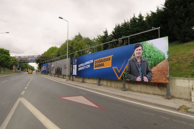 Podél silnic mají proti sobě jdoucí strany billboardy hned vedle sebe.