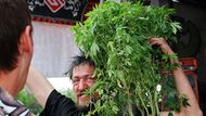 V čele pódia stála rostlina Cannabis, se kterou se někteří příznivci chodili "objímat".