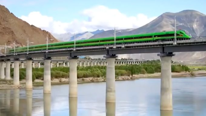 Největší most v této železnici je 430 m dlouhý oblouk Zangmu Railway Bridge