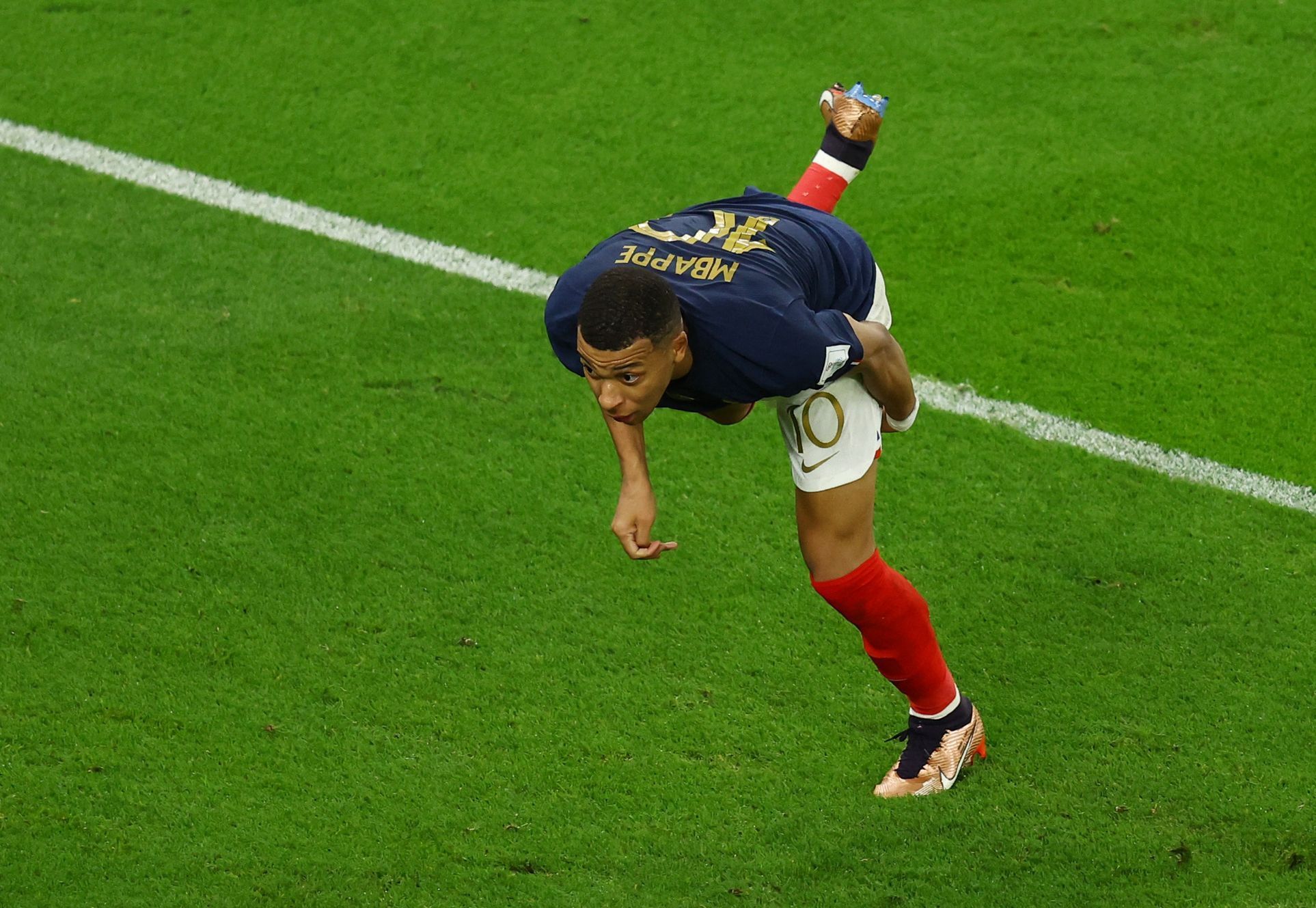 Kylian Mbappé slaví gól v osmifinále MS 2022 Francie - Polsko