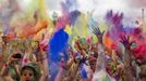 People throw coloured powder in the air during Holi festival celebrations in Berlin, July 29, 2012. Holi, also known as the festival of colours, is a festival celebrated in India and other Hindu countries that in its original form heralds the beginning of spring. The Berlin event brought Indian Djs, acrobatics and dance to the German capital. REUTERS/Thomas Peter (GERMANY - Tags: SOCIETY) Published: Čec. 29, 2012, 3:18 odp.