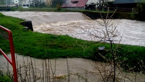 Meteorologové varují před povodněmi. Hladina řeky Bečvy nebezpečně stoupá